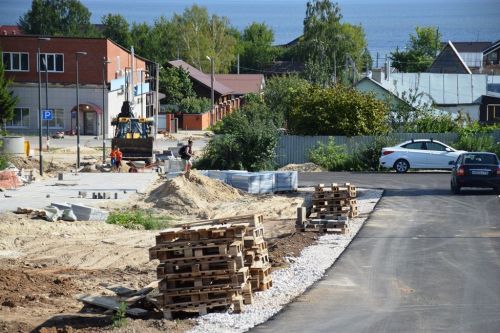 На крыше беседки нового сквера в Лаишево положили черновую обшивку