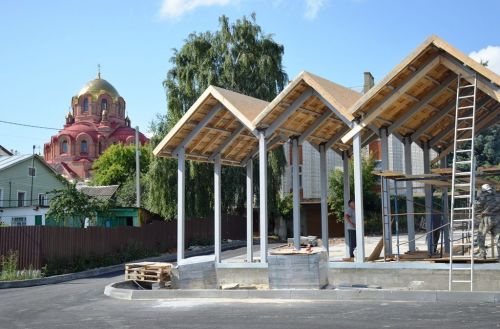 На крыше беседки нового сквера в Лаишево положили черновую обшивку