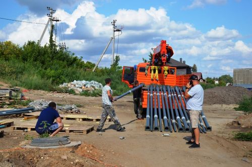 На крыше беседки нового сквера в Лаишево положили черновую обшивку