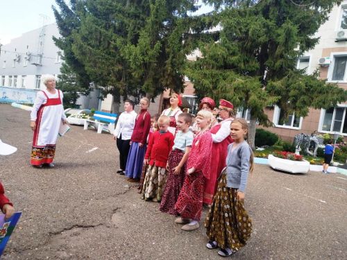 Волонтеры подарили  детям Лаишевского реабилитационного центра голубей - символ борьбы против войны