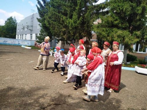 Волонтеры подарили  детям Лаишевского реабилитационного центра голубей - символ борьбы против войны