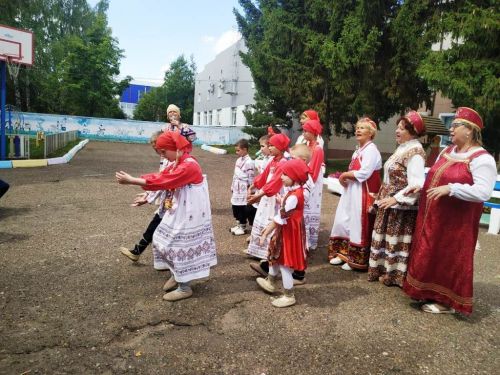 Волонтеры подарили  детям Лаишевского реабилитационного центра голубей - символ борьбы против войны