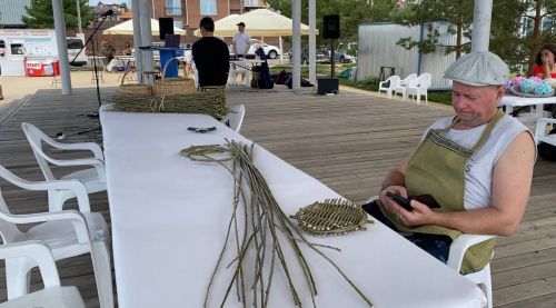 На пляже «Камское море» проходит мероприятие «Пляжный маркет»