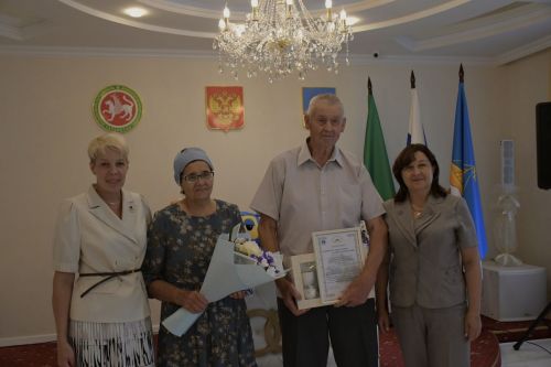В Лаишевском районе поздравили с Днем семьи, любви и верности юбиляров семейной жизни и молодые семьи