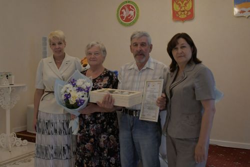 В Лаишевском районе поздравили с Днем семьи, любви и верности юбиляров семейной жизни и молодые семьи