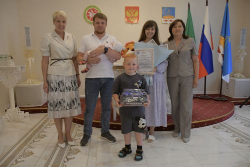 В Лаишевском районе поздравили с Днем семьи, любви и верности юбиляров семейной жизни и молодые семьи