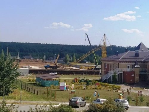 В Лаишеве устанавливается башенный кран для строительства высотки