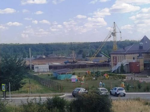 В Лаишеве устанавливается башенный кран для строительства высотки