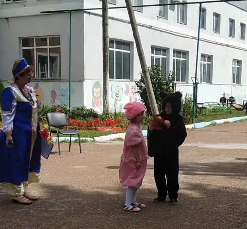 Лаишевские волонтеры с фольклорным ансамблем «Берегиня» побывали в Детском реабилитационном центре