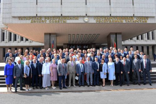 Рустам Минниханов вручил сертификаты на получение 49 единиц новых служебных автомобилей