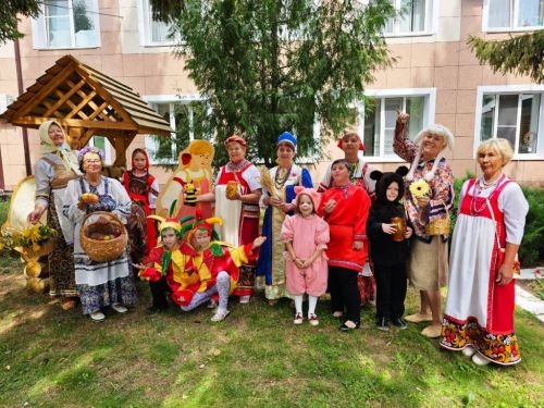 Лаишевские волонтеры с фольклорным ансамблем «Берегиня» побывали в Детском реабилитационном центре