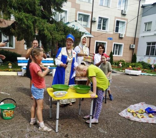 Лаишевские волонтеры с фольклорным ансамблем «Берегиня» побывали в Детском реабилитационном центре