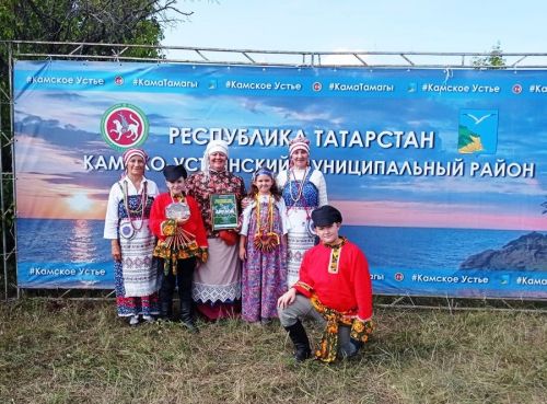 Семейный ансамбль из Лаишевского района пел на Яблочном Спасе в селе Красновидово