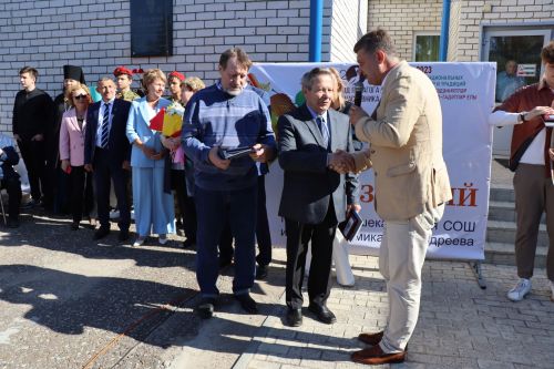 Большекабанской средней школе присвоено имя академика Валентина Андреева