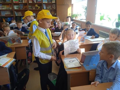 Юидовцы Лаишевской школы № 2 напомнили младшим школьникам о правилах поведения на дороге
