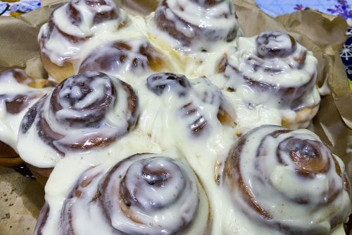 Нежные булочки с корицей и кремом