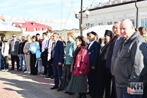 Три фуры по 20 тонн гумпомощи отправили сегодня из Лаишево на новые территории России