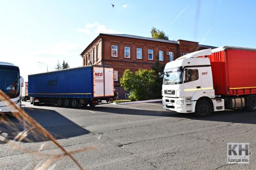 Три фуры по 20 тонн гумпомощи отправили сегодня из Лаишево на новые территории России