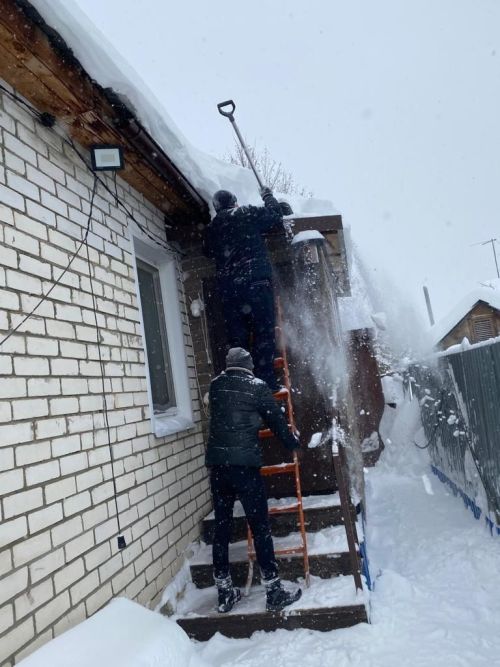 Молодежные активисты помогают бороться со стихией