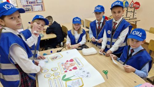 Усад прогимназиясе юидчылары әниләргә хатлар язды