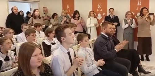 В День Конституции России ее юным гражданам вручили паспорта