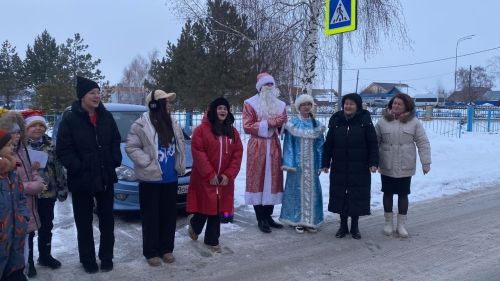Дед Мороз и Снегурочка шагают по Лаишевскому району