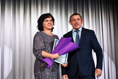 На сцене Детской школы искусств награждали педагогический коллектив