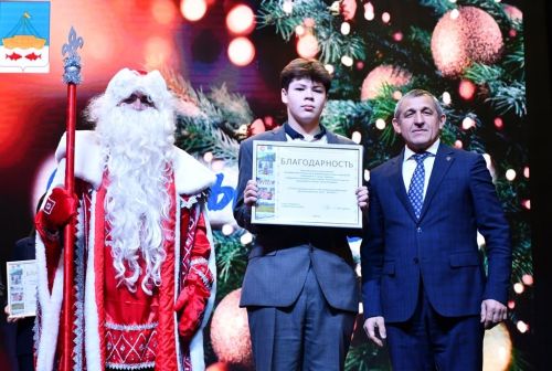Илдус Зарипов Яңа ел алдыннан районның актив укучыларын бүләкләде