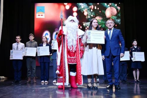 Илдус Зарипов Яңа ел алдыннан районның актив укучыларын бүләкләде