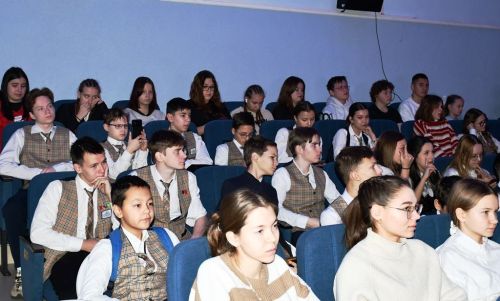 Илдус Зарипов Яңа ел алдыннан районның актив укучыларын бүләкләде