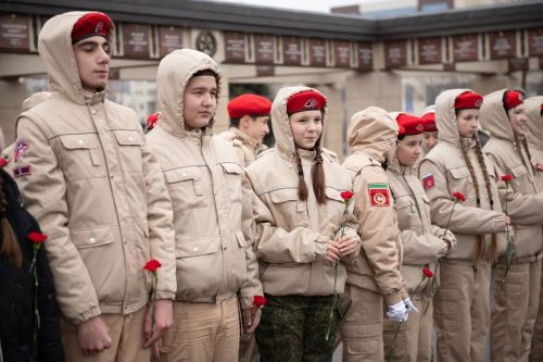 Лаеш районы яшь армиячеләре Мәңгелек утка чәчәкләр салдылар