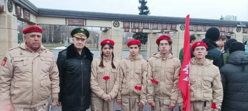 Лаеш районы яшь армиячеләре Мәңгелек утка чәчәкләр салдылар