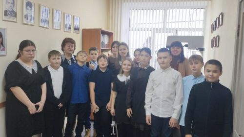Лаишевским гимназистам показали выставку ко Дню Героев Отечества