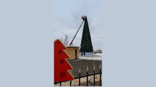 В Лаишеве украшают новогоднюю елку