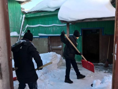 Лаишевские юнармейцы помогают 93-летнему труженику тыла
