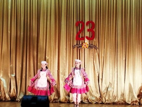 Поет Валентина Клюшина на благотворительном концерте в Сокурах