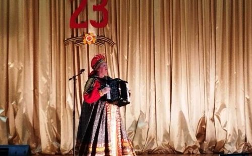 Поет Валентина Клюшина на благотворительном концерте в Сокурах