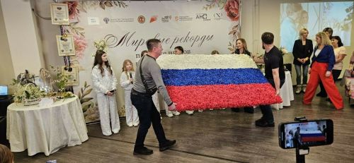 Самый большой в мире флаг России из полимерных роз создали в Москве