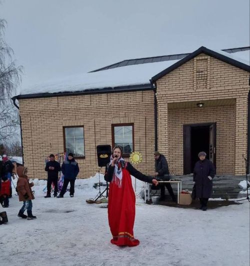 Пели и чай из самовара пили, играли да плясали — весело Масленицу встречали