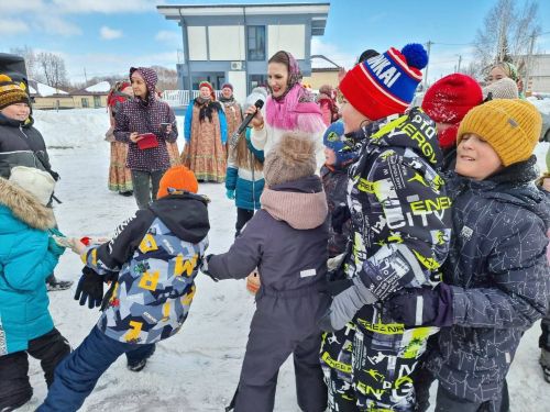 Пели и чай из самовара пили, играли да плясали — весело Масленицу встречали