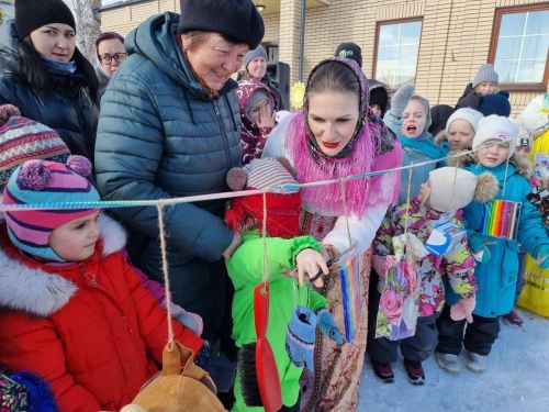 Пели и чай из самовара пили, играли да плясали — весело Масленицу встречали