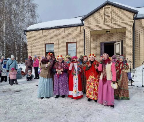 Пели и чай из самовара пили, играли да плясали — весело Масленицу встречали