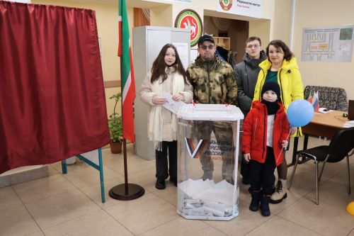 В школе-интернате, на избирательном участке 1783, проголосовала семья участника СВО