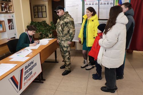 В школе-интернате, на избирательном участке 1783, проголосовала семья участника СВО