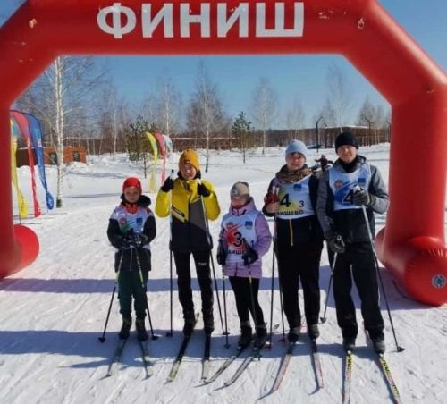 В лыжных соревнованиях «Семейная эстафета» приняли участие семья Козловых и учащиеся Среднедевятовской школы
