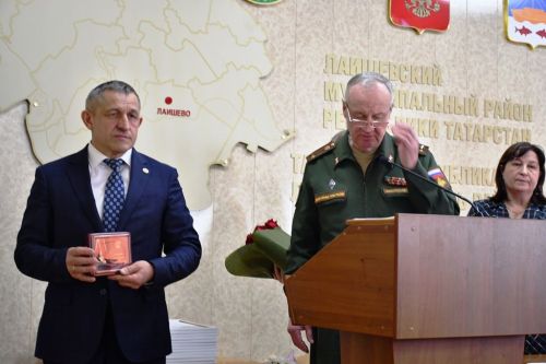 Глава Лаишевского  района Ильдус Зарипов вручил награды семьям бойцов спецоперации