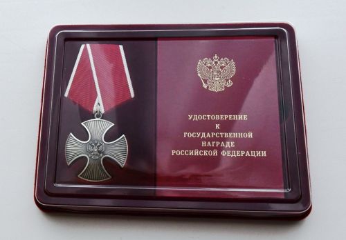 Награда участника спецоперации будет бережно храниться в семейном архиве