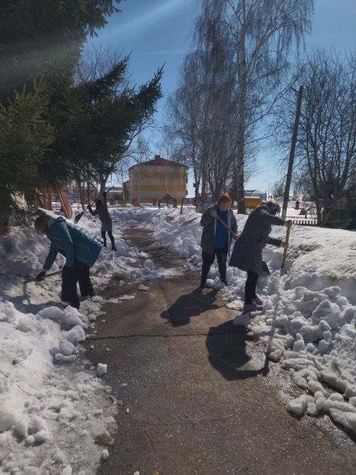 На субботник вышли сотрудники детских садов