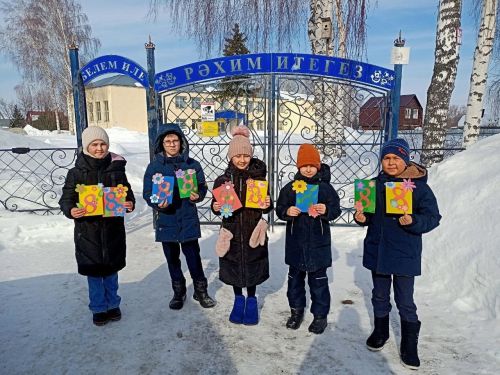 Ученики Именьковской школы Лаишевского района поздравили женщин с праздником