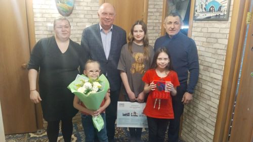 Лаишевская первоклассница получила ноутбук в подарок на 8 марта